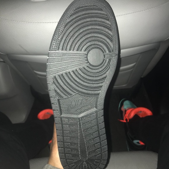 Smoke Grey Jordan 1 - Picture 4 of 4